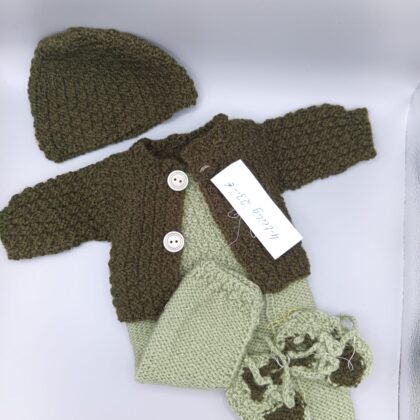Handgestricktes Puppen-Outfit Set – Olivgrün-Salbeigrün mit Mütze, Jacke, Latzhose & Schuhen