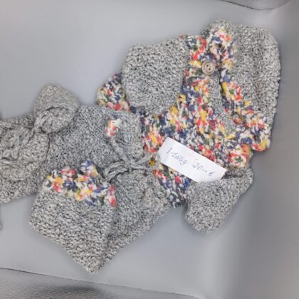 Handgestricktes BABY born-Strickset – 3-teilig in Grau mit bunten Akzenten