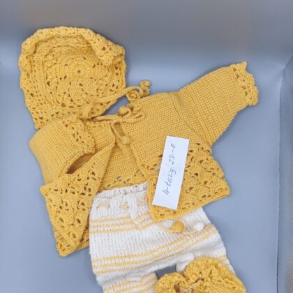 Handgehäkeltes Puppen-Outfit Set 25 -30cm – Gelb-Creme mit Mütze, Jacke, Hose & Schuhen