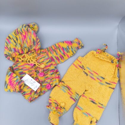 Handgestricktes Puppen-Outfit Set 25-30 cm – 2-teilig bunt mit Kapuzenjacke & Latzhose