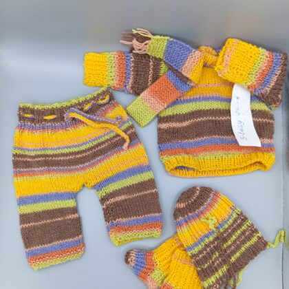 Handgestricktes Puppen-Strickset 25 - 30cm – 5-teilig bunt mit Pullover, Hose, Mütze, Schal & Söckchen