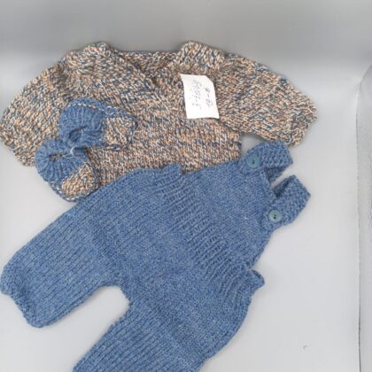 Handgestricktes Puppen-Strickset – 3-teilig mit Jacke, Latzhose & Schuhen in Blau-Beige