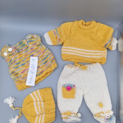 Handgestricktes Puppen-Outfit Set 25-30cm – 4-teilig bunt mit Pullover, Latzhose, Mütze & Oberteil