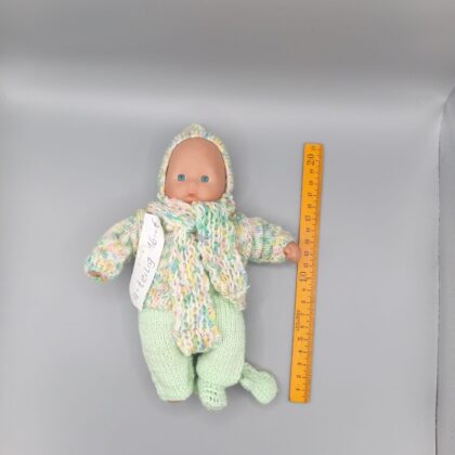 Handgestricktes Puppen-Outfit Set ca. 20 cm – 4-teilig bunt mit Kapuzenjacke, Hose, Schal & Mütze