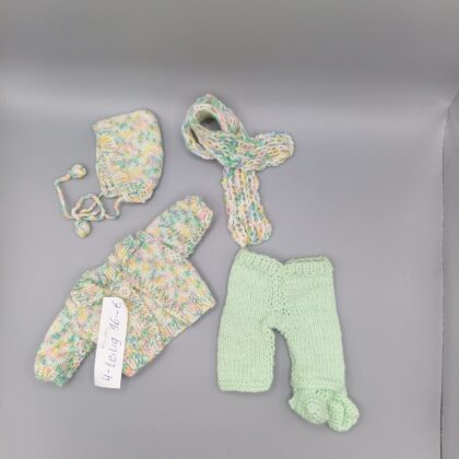 Handgestricktes Puppen-Outfit Set – 4-teilig bunt mit Jacke, Mütze, Hose & Schal (ca. 20 cm)