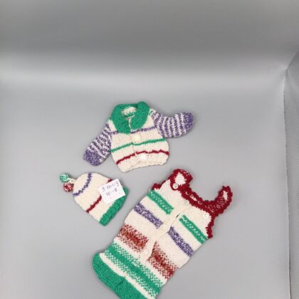 Handgestricktes Puppen-Outfit Set 20cm – 3-teilig bunt mit Weste, Strampelsack & Mütze