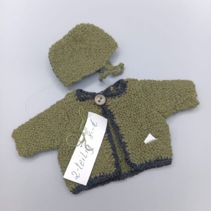Handgestricktes Puppen-Set 20 cm – 2-teilig mit Jacke & Mütze in Olivgrün