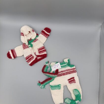 Handgestricktes Puppen-Outfit Set 20 cm – 4-teilig mit Kapuzenjacke, Latzhose, Schal & Söckchen