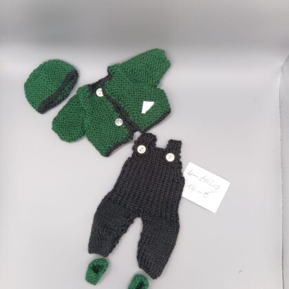 Handgestricktes Puppen-Outfit Set 20cm– 4-teilig mit Jacke, Mütze, Latzhose & Schuhen in Grün-Dunkelgrau