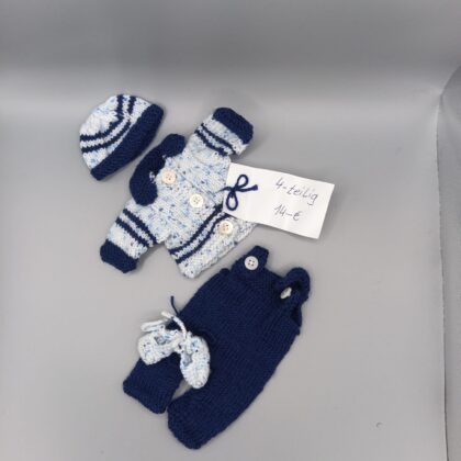 Handgestricktes Puppen-Outfit Set 20cm – 4-teilig mit Kapuzenjacke, Mütze, Latzhose & Söckchen in Blau-Weiß