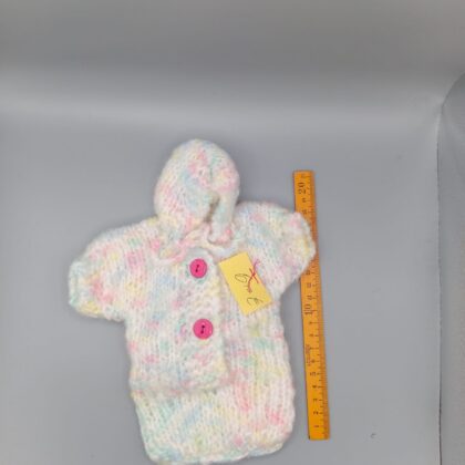 Handgestrickte Puppen-Strampelsack 20cm – Pastellfarben mit pinken Knöpfen