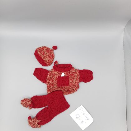Handgestricktes Puppen-Outfit Set 20cm – 3-teilig in Rot mit Mütze, Pullover & Hose