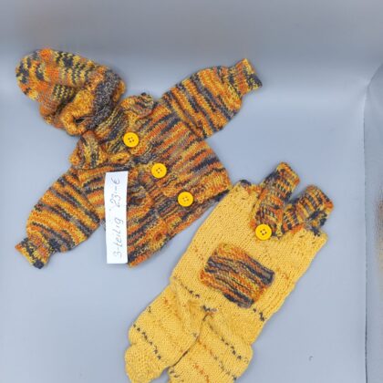 Handgestricktes Puppen-Outfit Set 25 - 30cm – 3-teilig mit Kapuzenjacke & Latzhose in Gelb-Grau