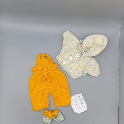 Handgestricktes Puppen-Outfit Set 20cm– 3-teilig mit Kapuzenjacke, Latzhose & Schuhen in Gelb