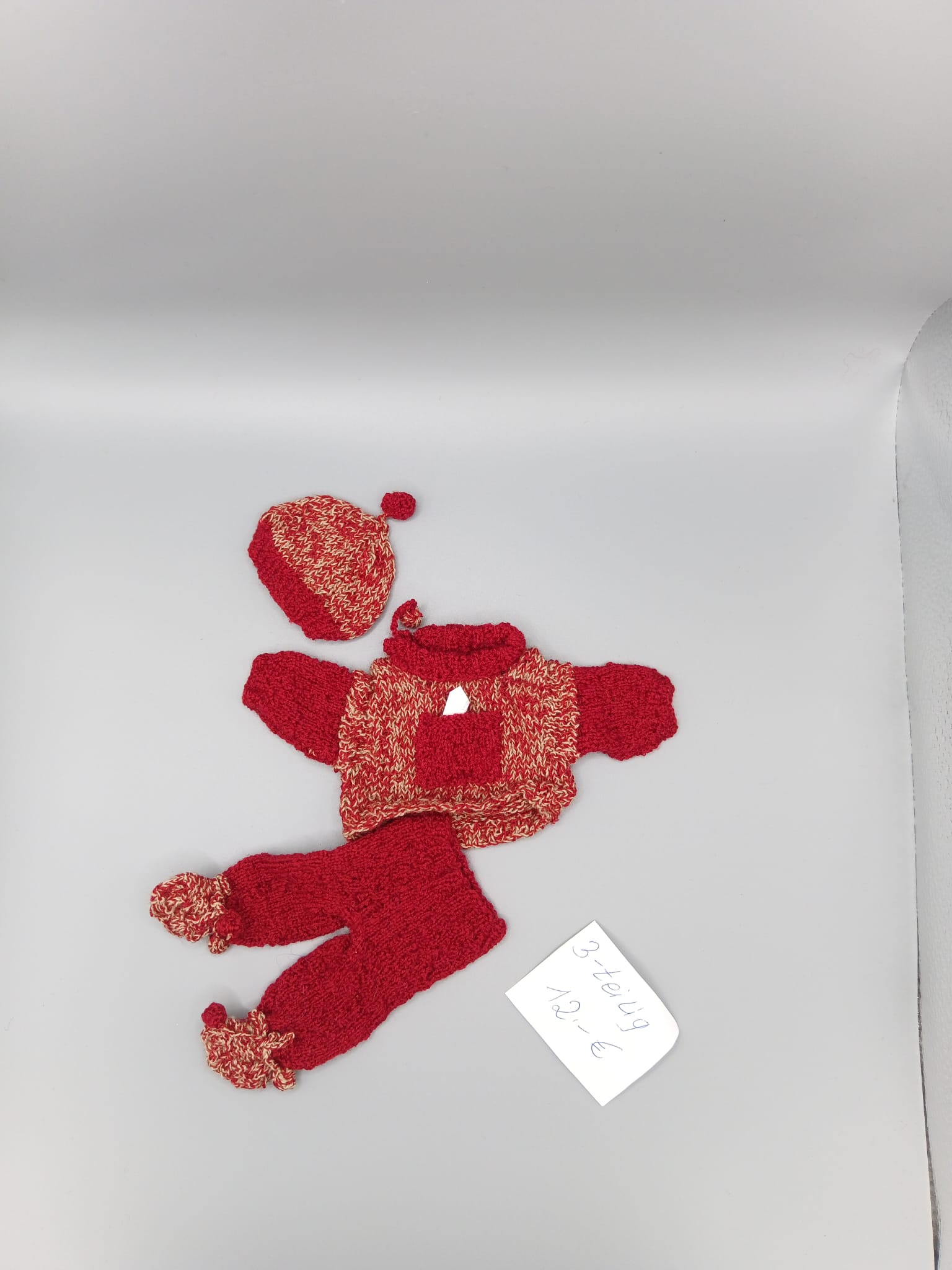 Handgestricktes Puppen-Outfit Set 20cm – 3-teilig in Rot mit Mütze, Pullover & Hose