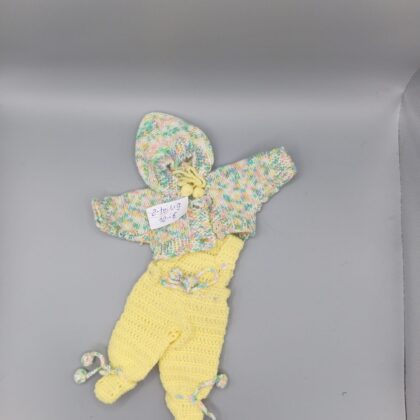 Handgehäkeltes Puppen-Outfit Set 20cm – 2-teilig mit Kapuzenjacke & Latzhose in Pastellgelb