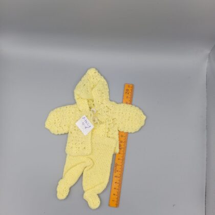 Handgehäkeltes Puppen-Outfit Set 20cm – 2-teilig in sanftem Gelb mit Kapuzenjacke & Hose