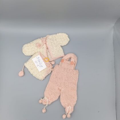 Handgehäkeltes Puppen-Outfit Set – 3-teilig mit Jacke, Haube & Latzhose in Creme-Rosa