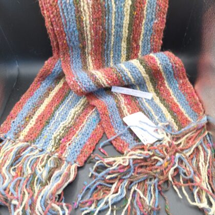 Rustikaler Streifenschal mit Fransen