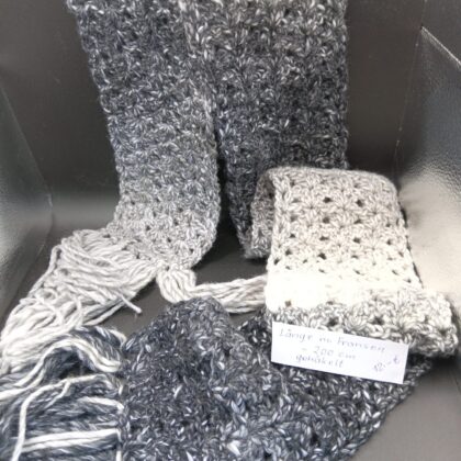 Gehäkelter langer Schal