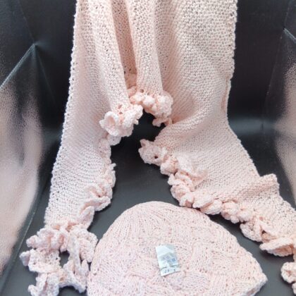 Elegantes Set in Zartrosa bestehend aus Schal und Haube