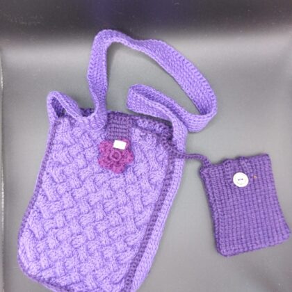 Lila Tasche mit Zopfmuster