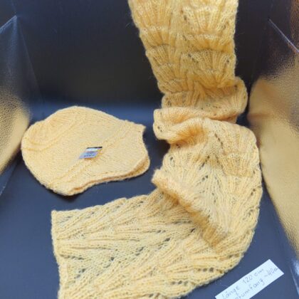 Handgestricktes Set aus Mütze und Schal – Gelb meliert