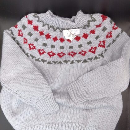 Handgestrickter Pullover mit Rundpasse – Hellgrau 98/104