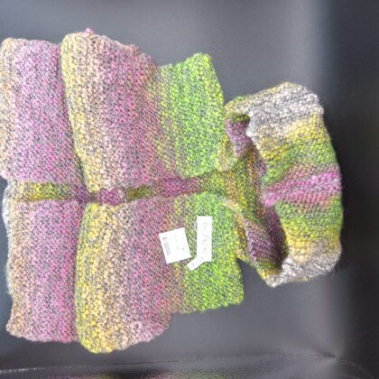 Handgestrickte Weste aus meliertem Garn 74/80