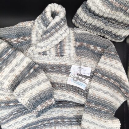 Zweiteiliges, handgestricktes Set bestehend aus Pullover und Mütze.