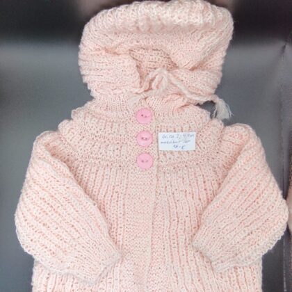Handgestrickte Baby-Kapuzenjacke / Strickjäckchen